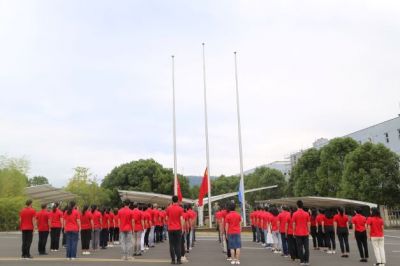 迎国庆 铭初心 人生就是搏尊龙医药举行国庆升旗宣誓仪式