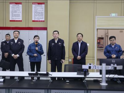 潍坊市副市长徐磊一行莅临人生就是搏尊龙医药下属山东人生就是搏尊龙药业调研指导